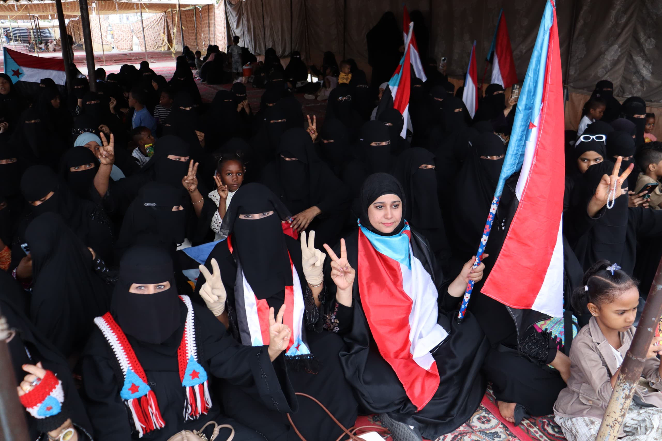 حشود جماهيرية غفيرة في ساحة الاعتصام بالمكلا تندد بالعدوان الشمالي والسعودي على الجنوب حشود جماهيرية غفيرة في ساحة الاعتصام بالمكلا تندد بالعدوان الشمالي والسعودي على الجنوب