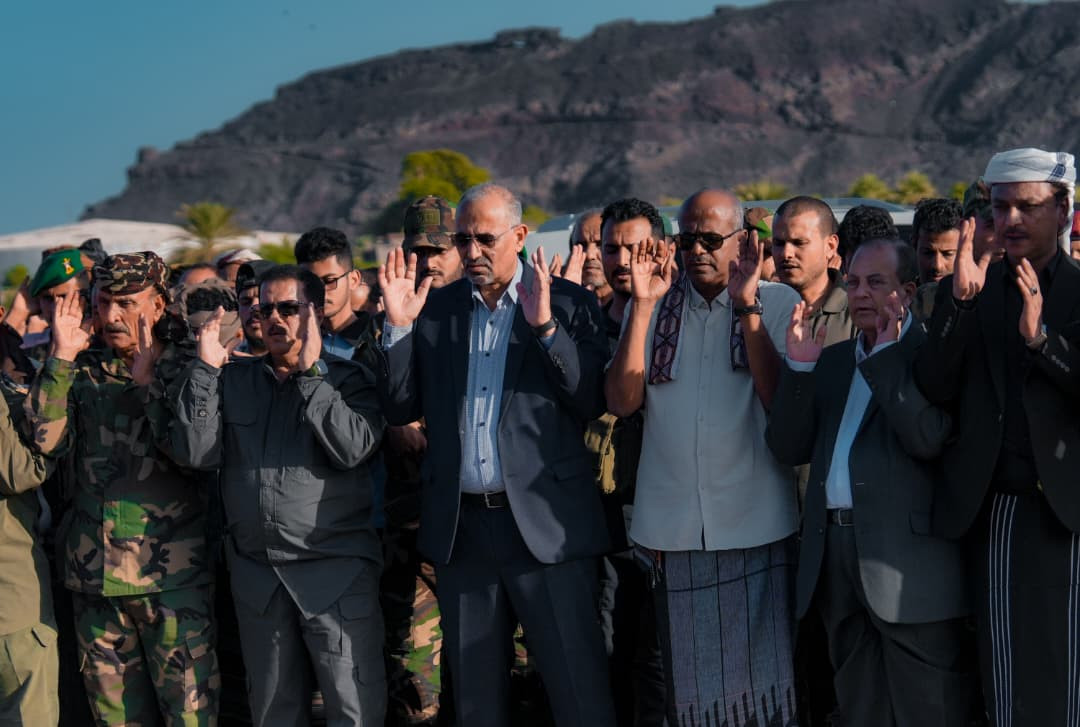 الرئيس الزُبيدي يؤدي صلاة الجنازة ويتقدّم جموع مُشيّعي شهداء عملية "المستقبل الواعد" الرئيس الزُبيدي يؤدي صلاة الجنازة ويتقدّم جموع مُشيّعي شهداء عملية "المستقبل الواعد"