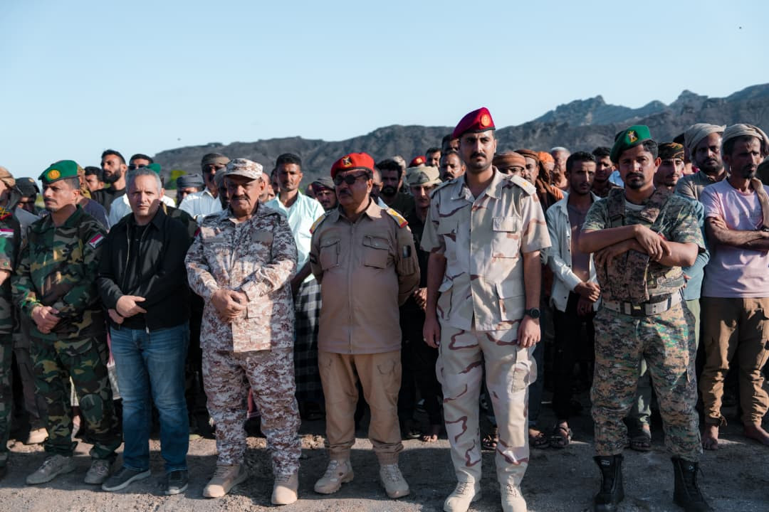 الرئيس الزُبيدي يؤدي صلاة الجنازة ويتقدّم جموع مُشيّعي شهداء عملية "المستقبل الواعد" الرئيس الزُبيدي يؤدي صلاة الجنازة ويتقدّم جموع مُشيّعي شهداء عملية "المستقبل الواعد"