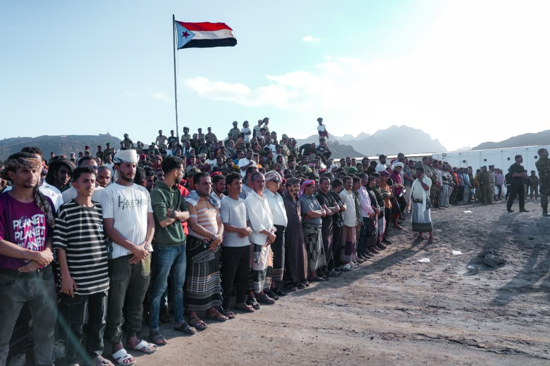 الرئيس الزُبيدي يؤدي صلاة الجنازة ويتقدّم جموع مُشيّعي شهداء عملية "المستقبل الواعد" الرئيس الزُبيدي يؤدي صلاة الجنازة ويتقدّم جموع مُشيّعي شهداء عملية "المستقبل الواعد"