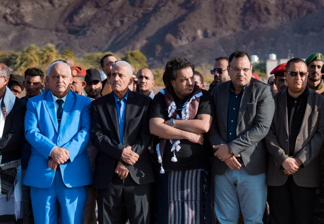 الرئيس الزُبيدي يؤدي صلاة الجنازة ويتقدّم جموع مُشيّعي شهداء عملية "المستقبل الواعد" الرئيس الزُبيدي يؤدي صلاة الجنازة ويتقدّم جموع مُشيّعي شهداء عملية "المستقبل الواعد"
