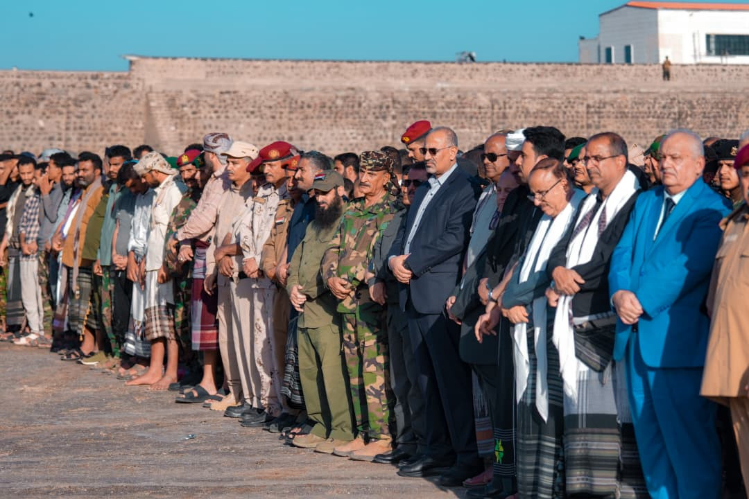 الرئيس الزُبيدي يؤدي صلاة الجنازة ويتقدّم جموع مُشيّعي شهداء عملية "المستقبل الواعد" الرئيس الزُبيدي يؤدي صلاة الجنازة ويتقدّم جموع مُشيّعي شهداء عملية "المستقبل الواعد"