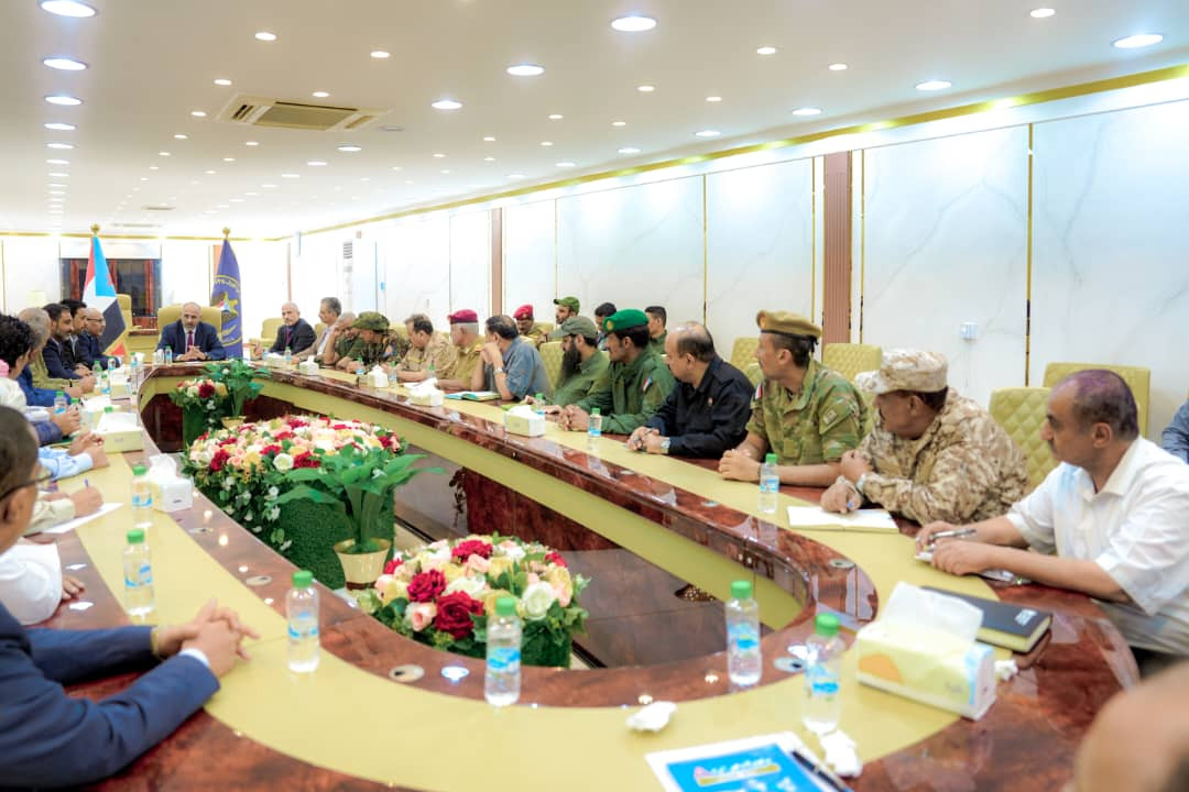 هيئة الرئاسة تقف على مستجدات الأوضاع المأساوية بمحافظتي حضرموت والمهرة وما تتعرض له المرافق فيها من أعمال سلب ونهب وتخريب هيئة الرئاسة تقف على مستجدات الأوضاع المأساوية بمحافظتي حضرموت والمهرة وما تتعرض له المرافق فيها من أعمال سلب ونهب وتخريب