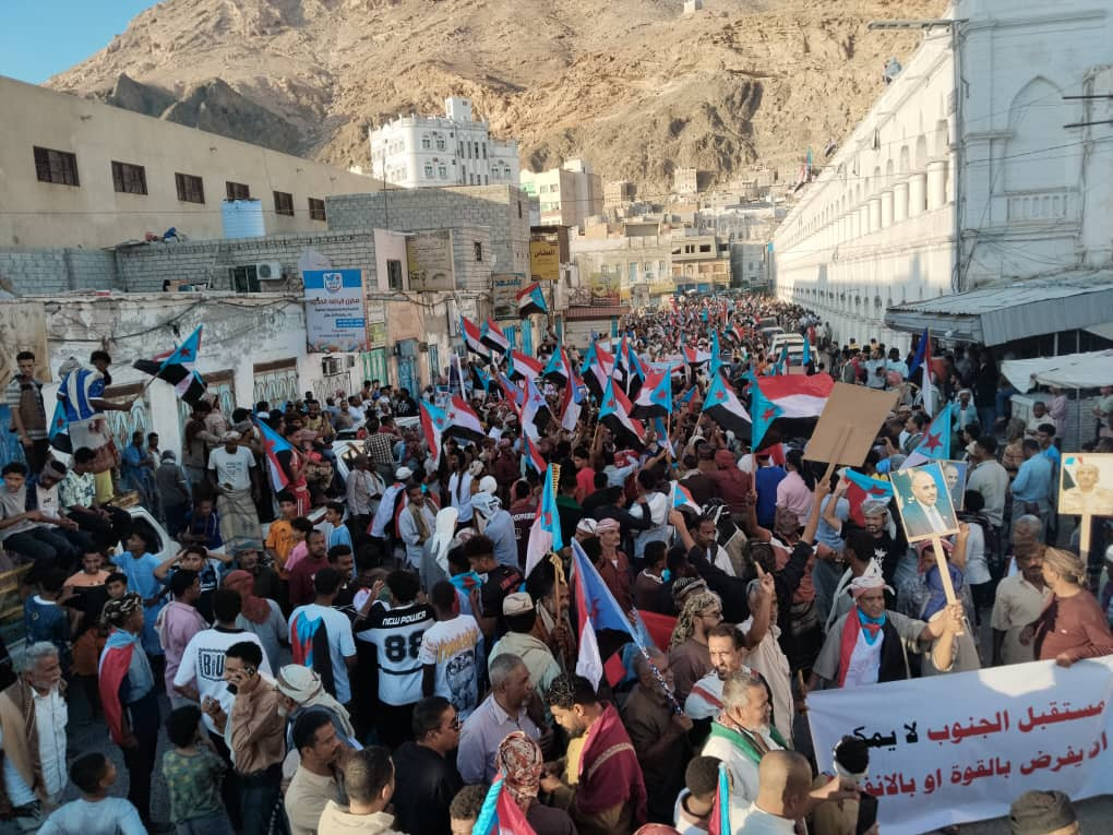 مسيرات حاشدة في المكلا تؤكد دعمها للمجلس الانتقالي الجنوبي وتطالب بتفعيل الإعلان الدستوري - مسيرات حاشدة في المكلا تؤكد دعمها للمجلس الانتقالي الجنوبي وتطالب بتفعيل الإعلان الدستوري -