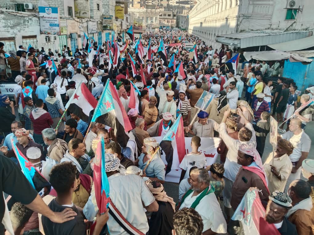 مسيرات حاشدة في المكلا تؤكد دعمها للمجلس الانتقالي الجنوبي وتطالب بتفعيل الإعلان الدستوري - مسيرات حاشدة في المكلا تؤكد دعمها للمجلس الانتقالي الجنوبي وتطالب بتفعيل الإعلان الدستوري -