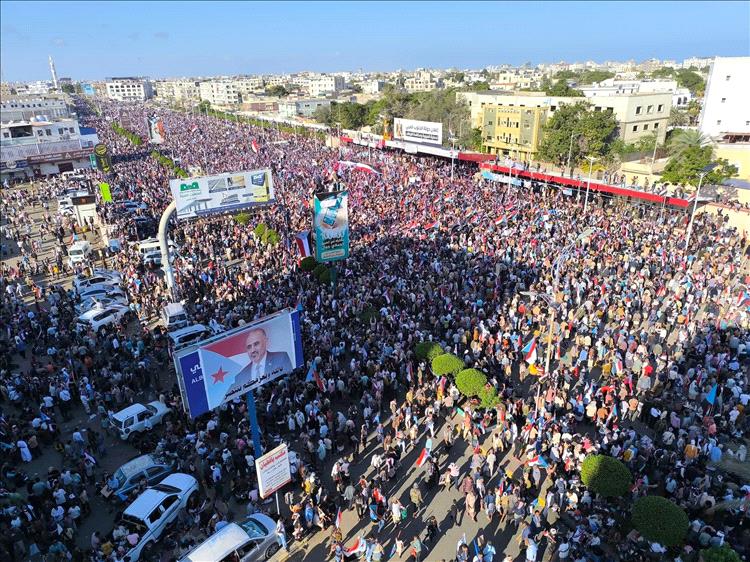 اخبار وتقارير - صور - عدن تشهد أكبر مليونية جنوبية تلبية لدعوة الرئيس الزُبيدي اخبار وتقارير - صور - عدن تشهد أكبر مليونية جنوبية تلبية لدعوة الرئيس الزُبيدي