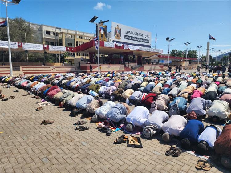 اخبار وتقارير - آلاف الجنوبيين يؤدون صلاة الجمعة في ساحة العروض استعدادًا لمليونية تأييد الإعلان الدستوري اخبار وتقارير - آلاف الجنوبيين يؤدون صلاة الجمعة في ساحة العروض استعدادًا لمليونية تأييد الإعلان الدستوري