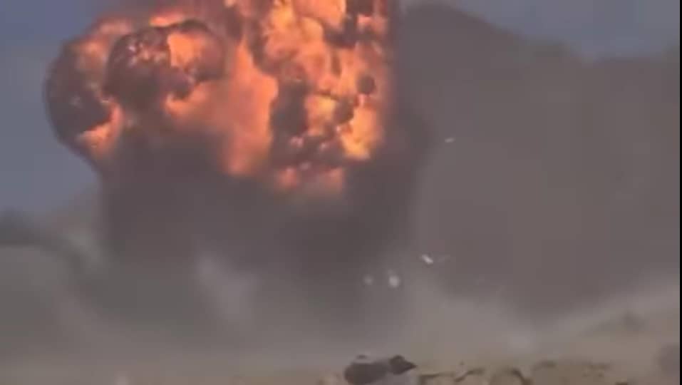 الطيران السعودي يقصـ.ـف لواء بارشيد ويمنع اسعاف الجرحى وانتشـ.ـال الجثـ.ـث الطيران السعودي يقصـ.ـف لواء بارشيد ويمنع اسعاف الجرحى وانتشـ.ـال الجثـ.ـث