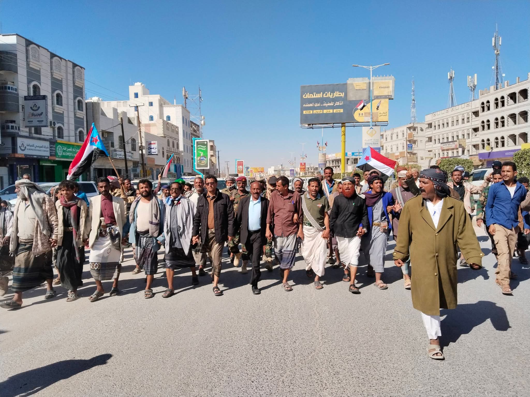 ابناء شبوة يتظاهرون في عتق تأييدا للقرار التاريخي للزبيدي وتنديدا بالهجمات السعودية على حضرموت - ابناء شبوة يتظاهرون في عتق تأييدا للقرار التاريخي للزبيدي وتنديدا بالهجمات السعودية على حضرموت -