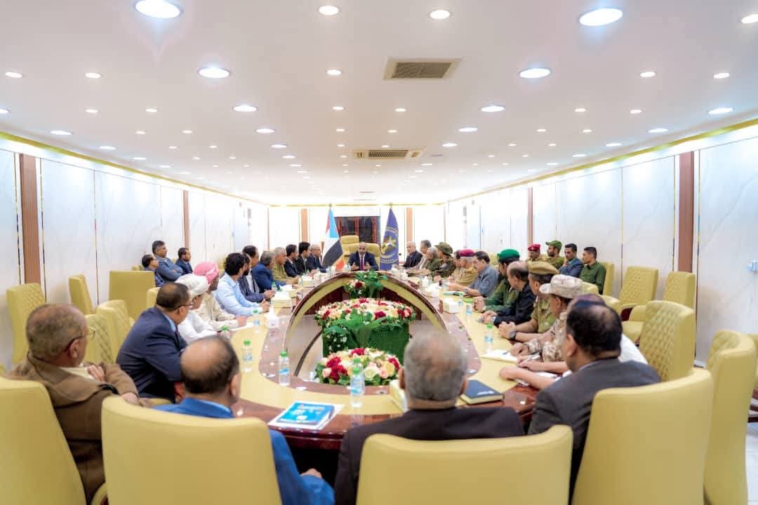 هيئة الرئاسة تقف على مستجدات الأوضاع المأساوية بمحافظتي حضرموت والمهرة وما تتعرض له المرافق فيها من أعمال سلب ونهب وتخريب هيئة الرئاسة تقف على مستجدات الأوضاع المأساوية بمحافظتي حضرموت والمهرة وما تتعرض له المرافق فيها من أعمال سلب ونهب وتخريب