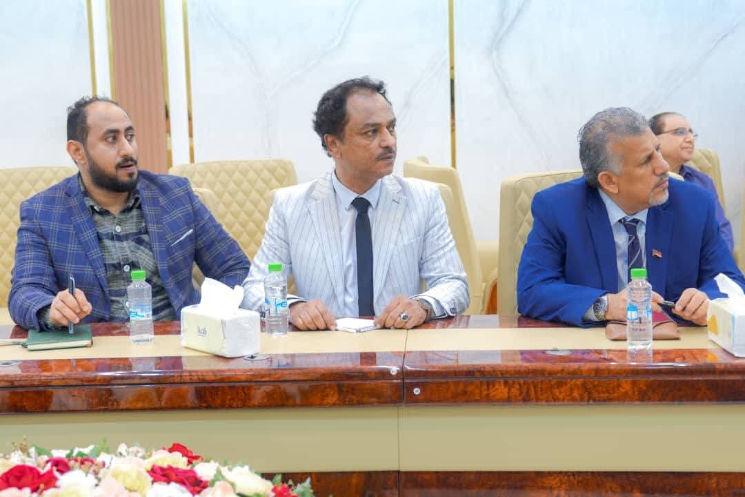 هيئة الرئاسة تقف على مستجدات الأوضاع المأساوية بمحافظتي حضرموت والمهرة وما تتعرض له المرافق فيها من أعمال سلب ونهب وتخريب هيئة الرئاسة تقف على مستجدات الأوضاع المأساوية بمحافظتي حضرموت والمهرة وما تتعرض له المرافق فيها من أعمال سلب ونهب وتخريب