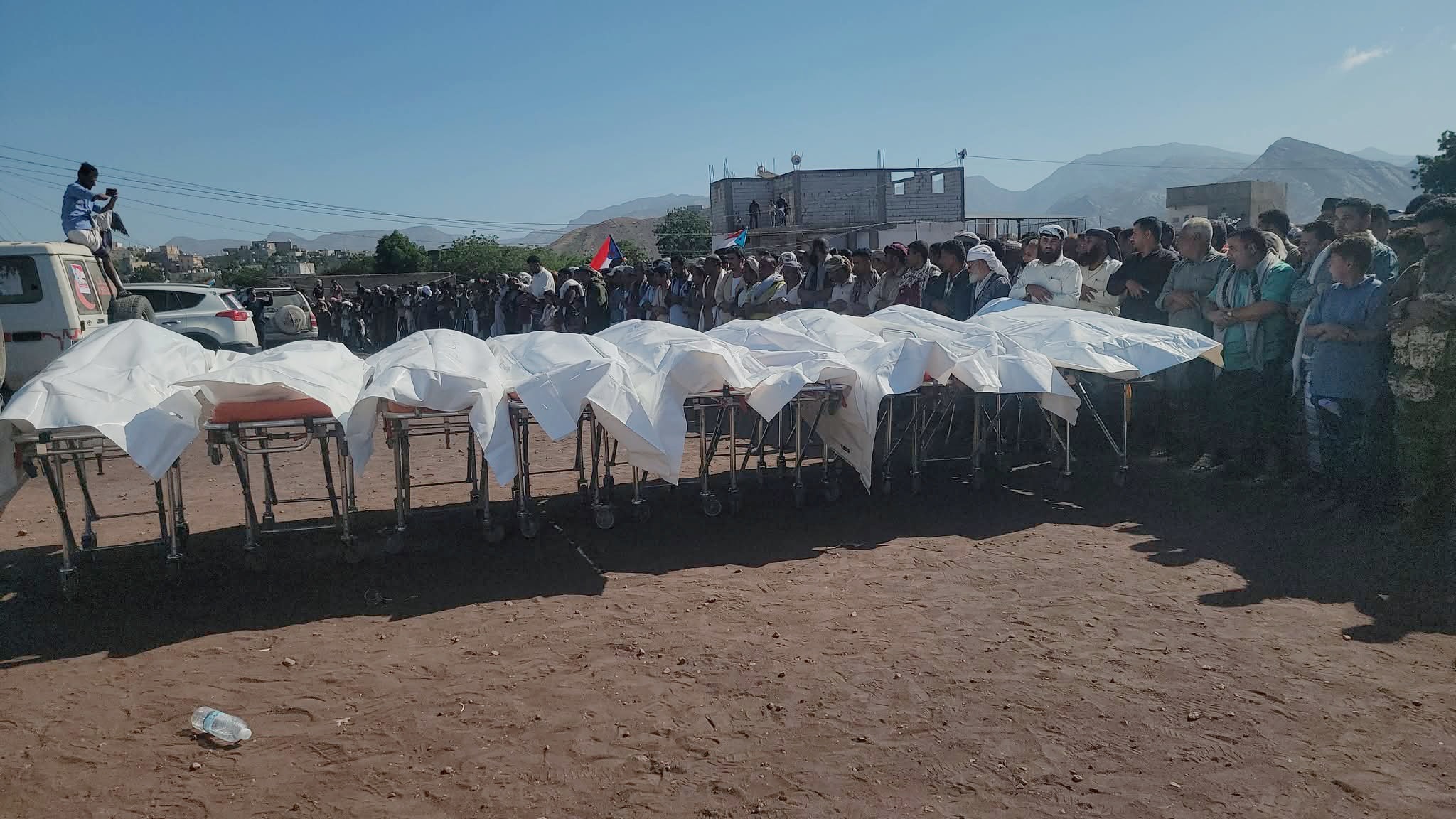 بموكب جنائزي مهيب.. ردفان تودّع كوكبة من شهدائها الذين قضوا نحبهم جرّاء القصف السعودي في حضرموت - بموكب جنائزي مهيب.. ردفان تودّع كوكبة من شهدائها الذين قضوا نحبهم جرّاء القصف السعودي في حضرموت -