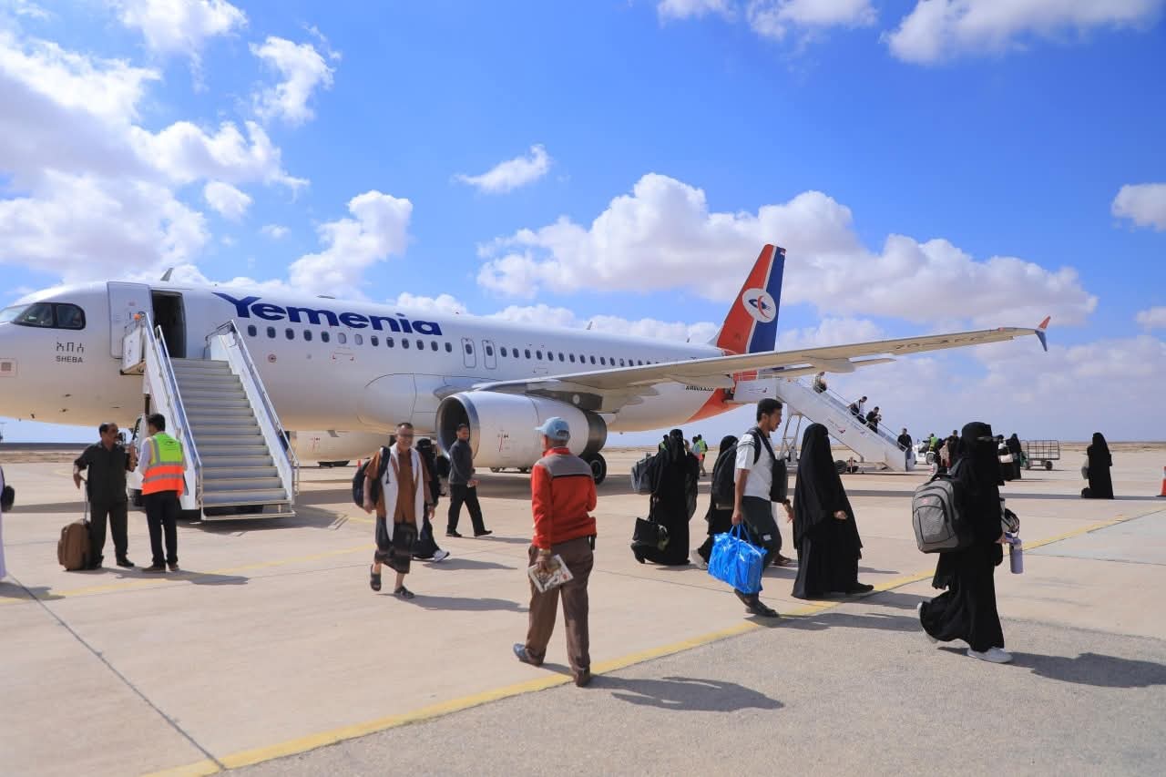 عودة الحركة الجوية إلى المهرة واستقبال أول رحلة عبر مطار الغيضة الدولي - عودة الحركة الجوية إلى المهرة واستقبال أول رحلة عبر مطار الغيضة الدولي -