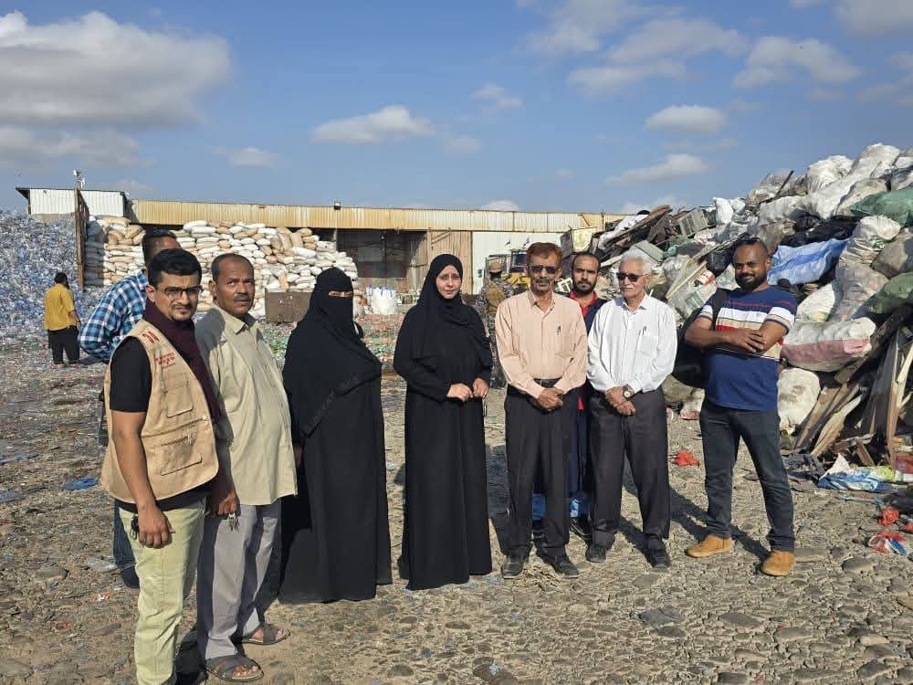 نيابة الصناعة والتجارة بعدن تُتلف 2700 كرتون مشروبات غازية تالفة لمخالفتها معايير الجودة - نيابة الصناعة والتجارة بعدن تُتلف 2700 كرتون مشروبات غازية تالفة لمخالفتها معايير الجودة -