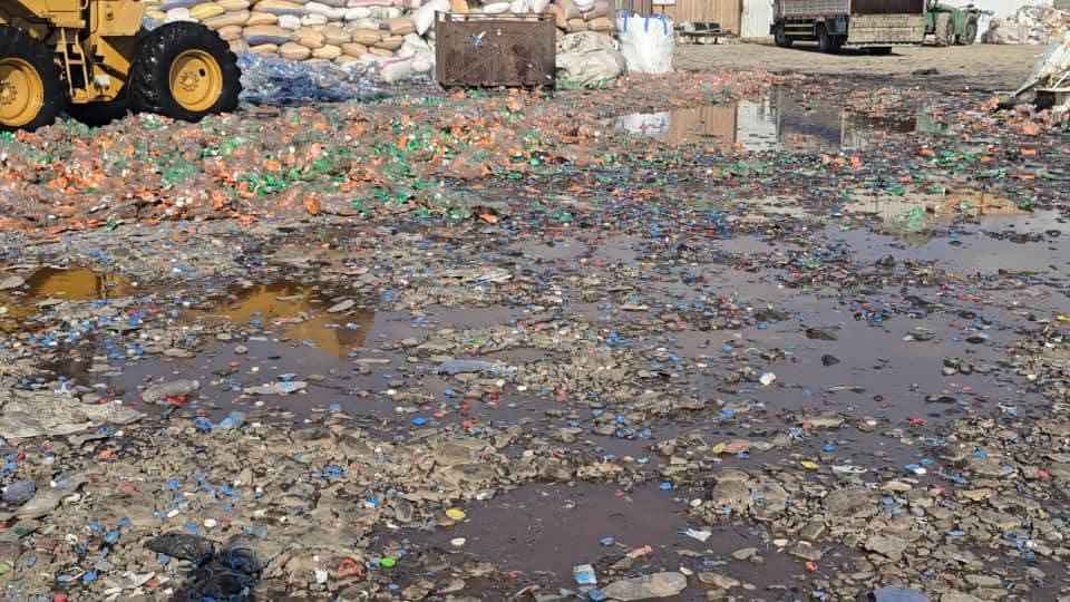 نيابة الصناعة والتجارة بعدن تُتلف 2700 كرتون مشروبات غازية تالفة لمخالفتها معايير الجودة - نيابة الصناعة والتجارة بعدن تُتلف 2700 كرتون مشروبات غازية تالفة لمخالفتها معايير الجودة -