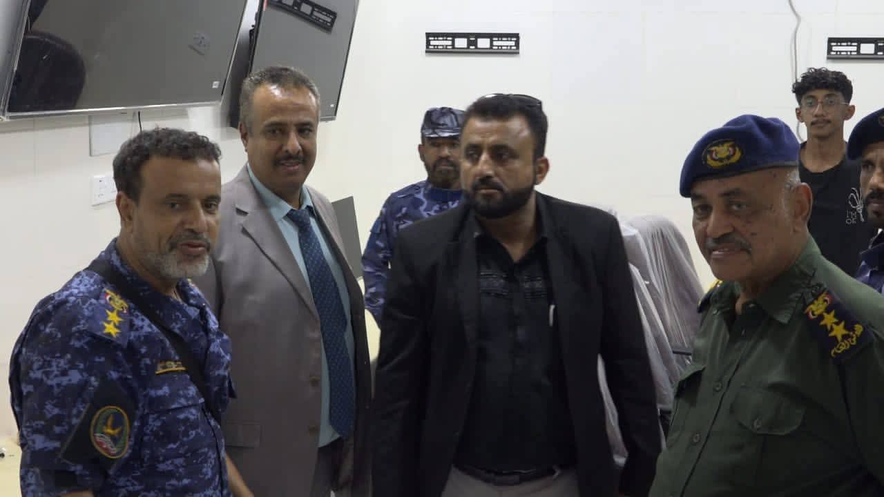 رئيس النيابة الجزائية بحضرموت ورئيس نيابة الأموال العامة يتفقدان عدد من مراكز الاحتجاز بالمكلا - رئيس النيابة الجزائية بحضرموت ورئيس نيابة الأموال العامة يتفقدان عدد من مراكز الاحتجاز بالمكلا -