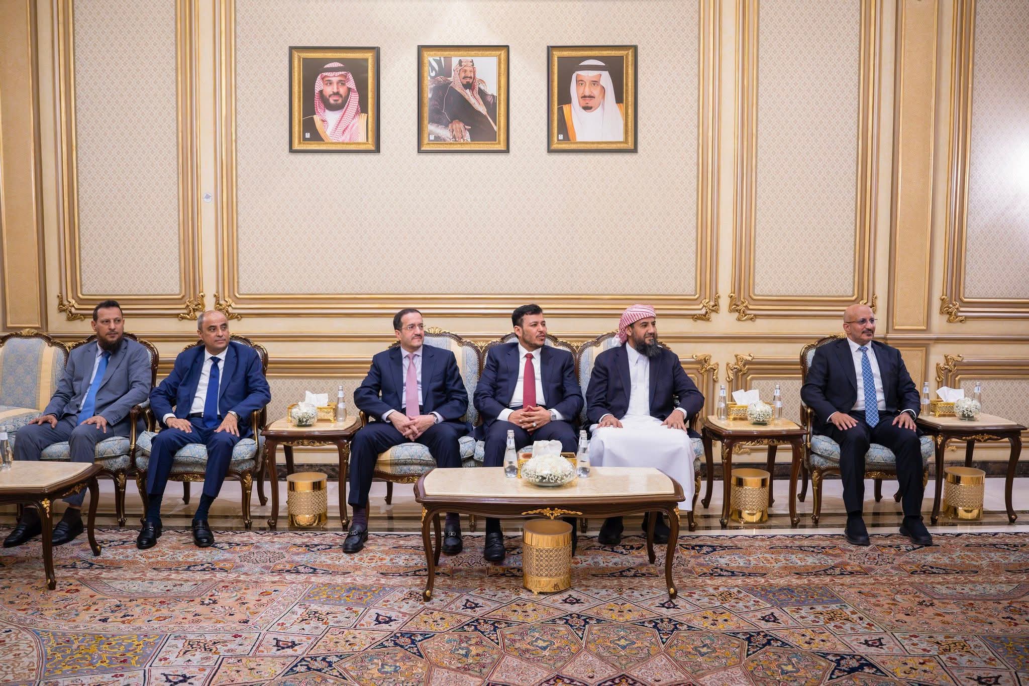 وزير الدفاع السعودي يلتقي قيادة الدولة اليمنية ويؤكد استمرار دعم المملكة وحل الأزمة ضمن رؤية سياسية شاملة وزير الدفاع السعودي يلتقي قيادة الدولة اليمنية ويؤكد استمرار دعم المملكة وحل الأزمة ضمن رؤية سياسية شاملة