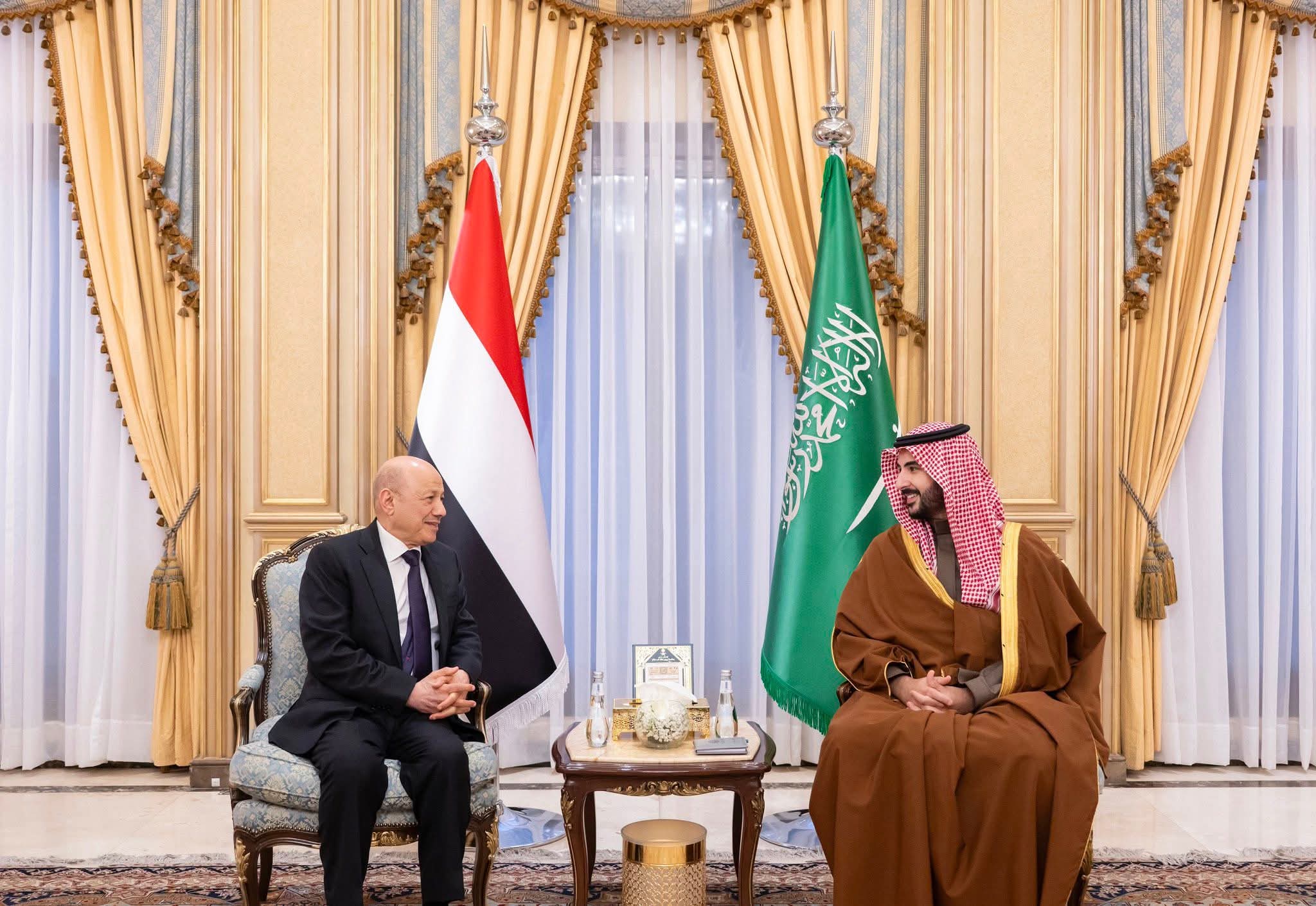 وزير الدفاع السعودي يلتقي قيادة الدولة اليمنية ويؤكد استمرار دعم المملكة وحل الأزمة ضمن رؤية سياسية شاملة وزير الدفاع السعودي يلتقي قيادة الدولة اليمنية ويؤكد استمرار دعم المملكة وحل الأزمة ضمن رؤية سياسية شاملة