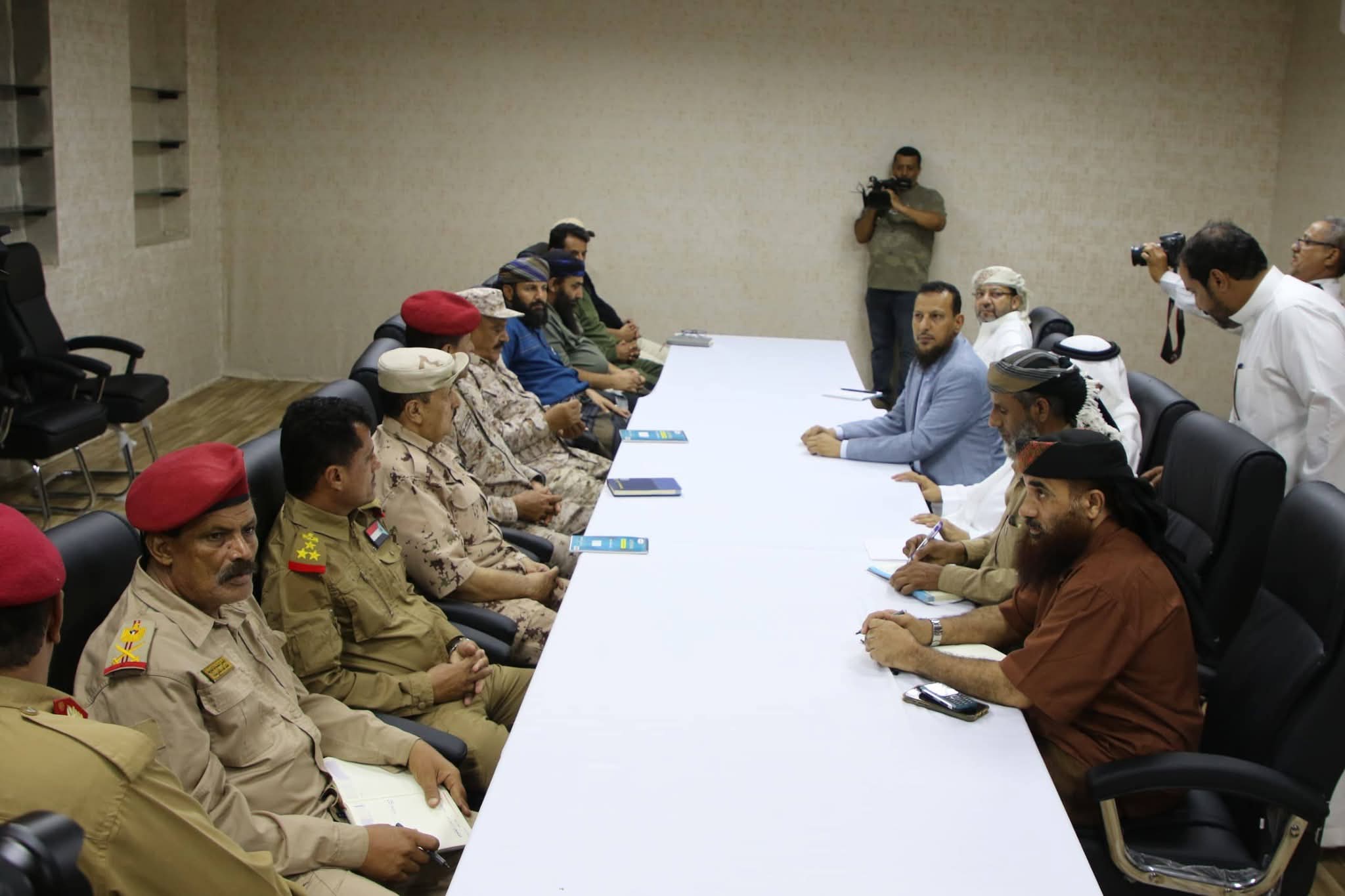 قيادة السلطة المحلية بعدن والتحالف العربي يناقشان إعادة تموضع المعسكرات خارج نطاق العاصمة - قيادة السلطة المحلية بعدن والتحالف العربي يناقشان إعادة تموضع المعسكرات خارج نطاق العاصمة -