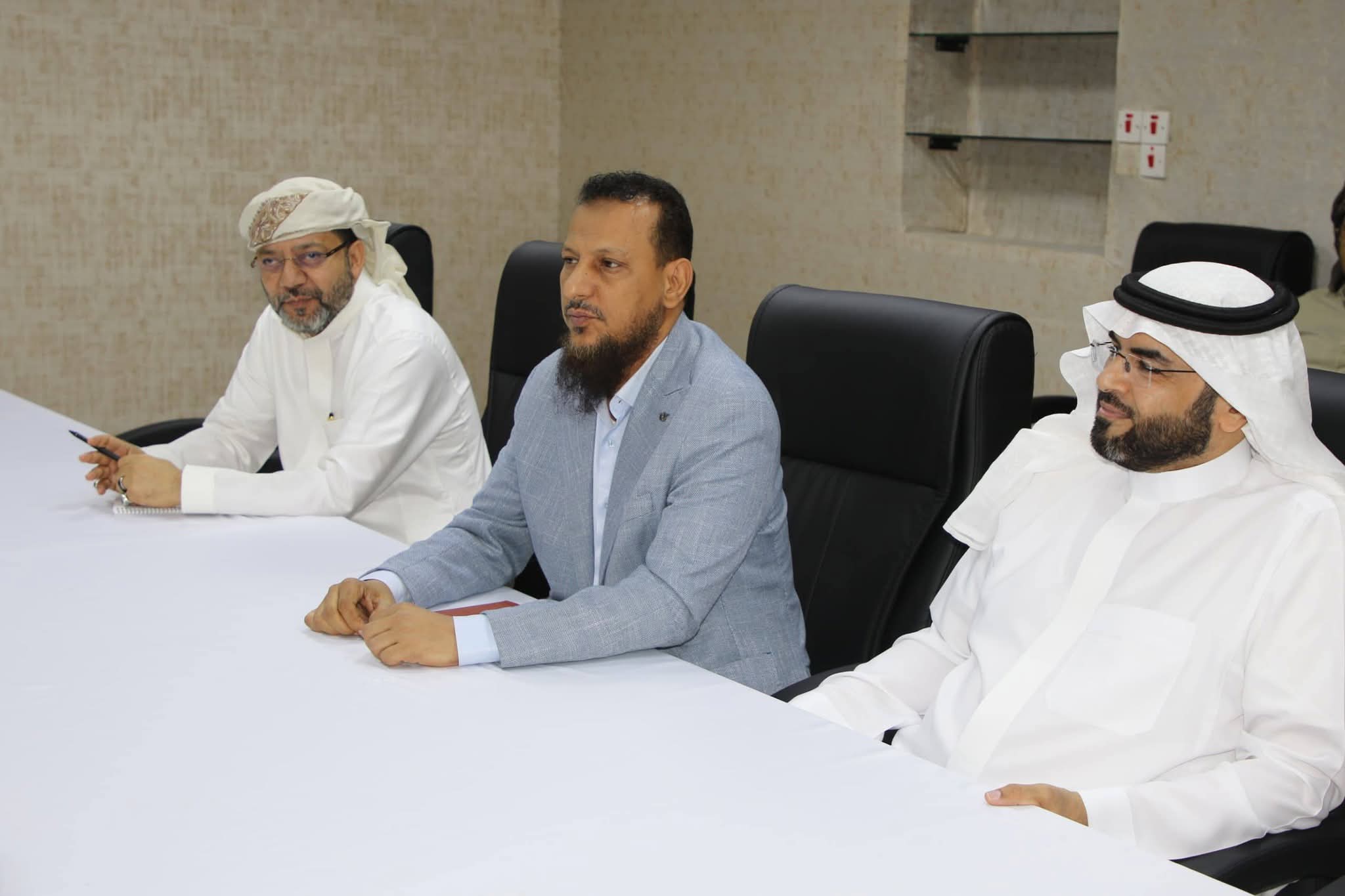 قيادة السلطة المحلية بعدن والتحالف العربي يناقشان إعادة تموضع المعسكرات خارج نطاق العاصمة - قيادة السلطة المحلية بعدن والتحالف العربي يناقشان إعادة تموضع المعسكرات خارج نطاق العاصمة -