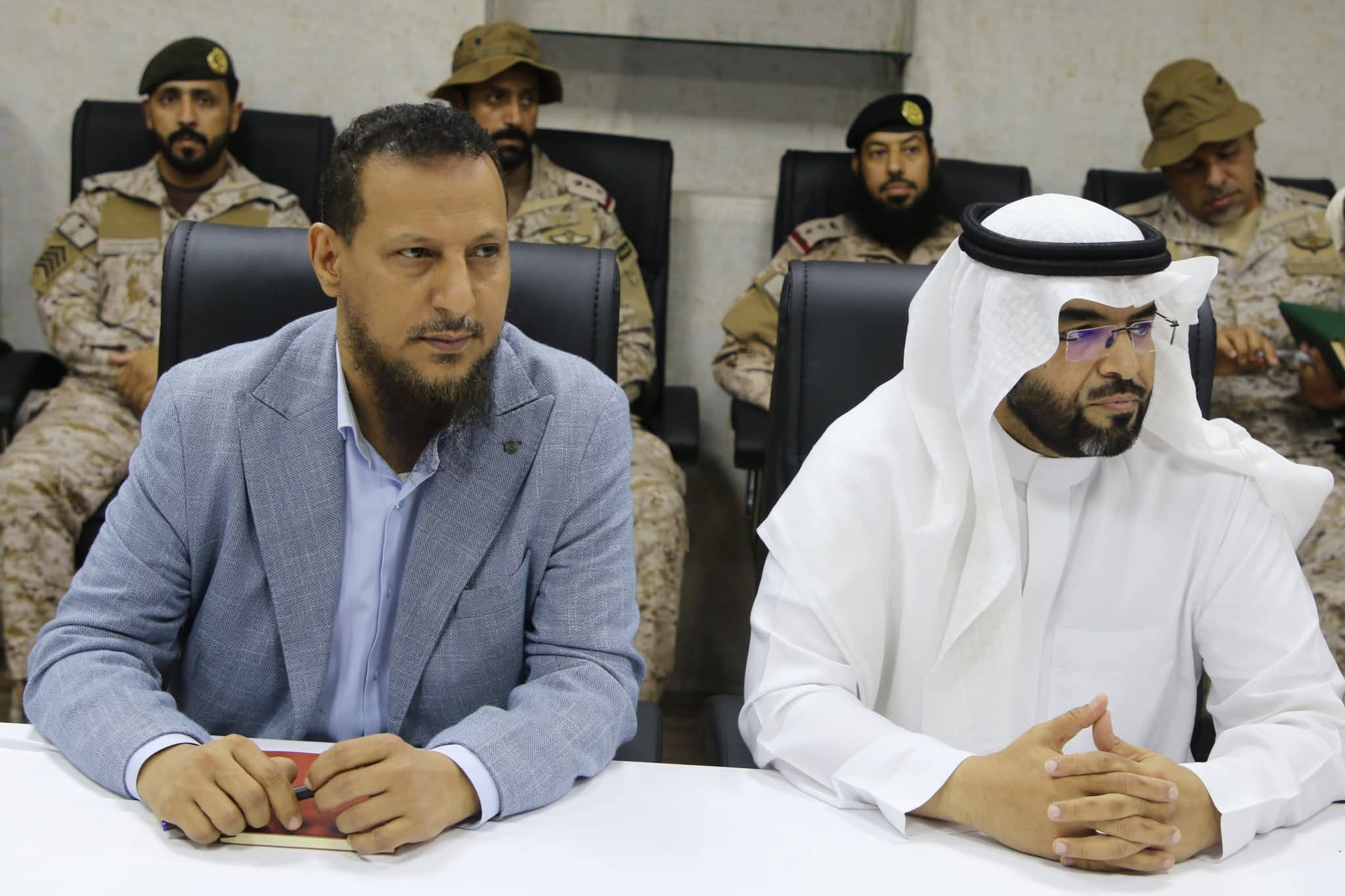 قيادة السلطة المحلية بعدن والتحالف العربي يناقشان إعادة تموضع المعسكرات خارج نطاق العاصمة - قيادة السلطة المحلية بعدن والتحالف العربي يناقشان إعادة تموضع المعسكرات خارج نطاق العاصمة -