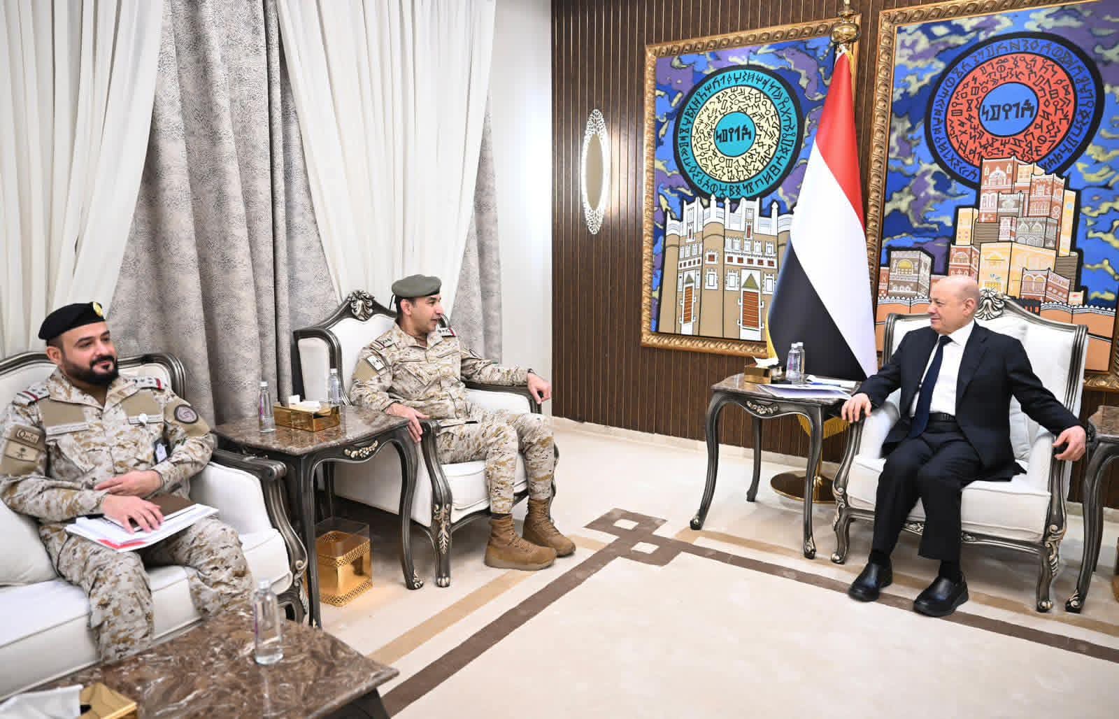 رئيس مجلس القيادة يستقبل قائد القوات المشتركة ويؤكد على شراكة استراتيجية واعدة مع المملكة - رئيس مجلس القيادة يستقبل قائد القوات المشتركة ويؤكد على شراكة استراتيجية واعدة مع المملكة -