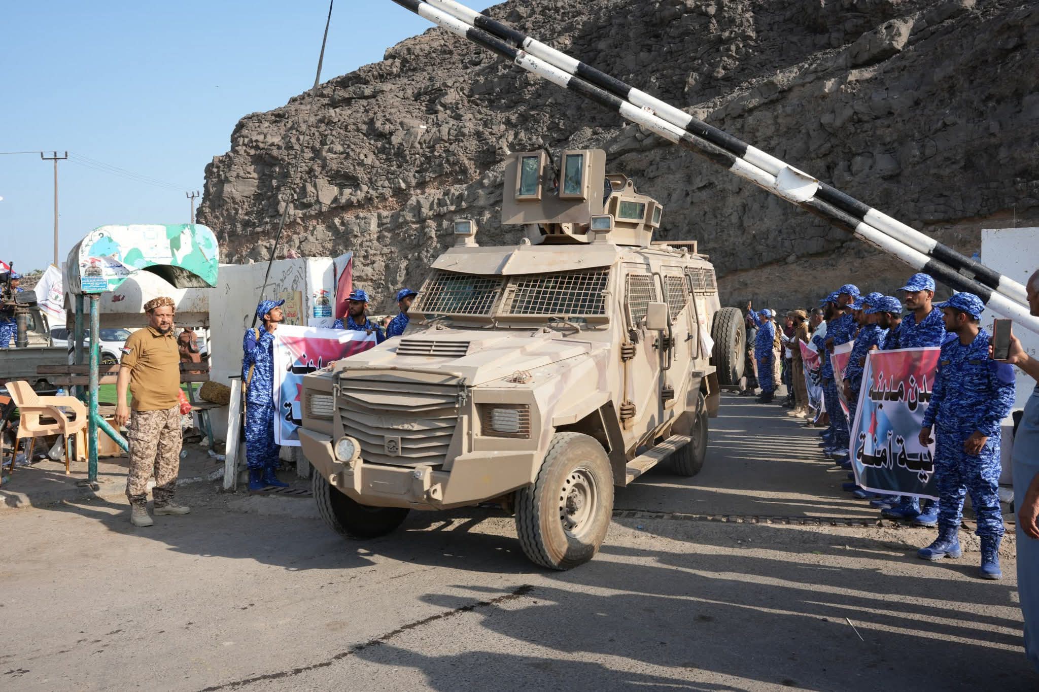 قوات العمالقة الجنوبية تسلّم معسكر جبل حديد لقوات أمن المنشآت - قوات العمالقة الجنوبية تسلّم معسكر جبل حديد لقوات أمن المنشآت -