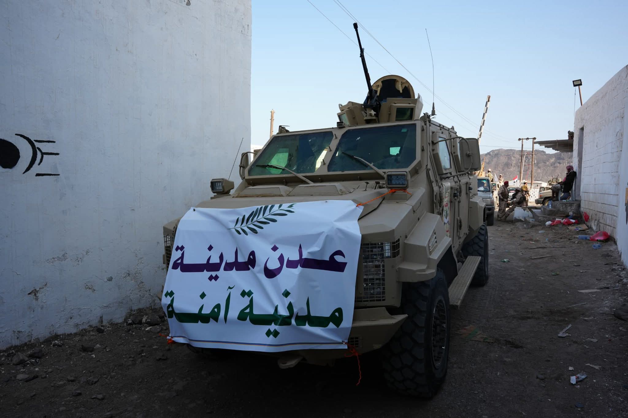 قوات العمالقة الجنوبية تسلّم معسكر جبل حديد لقوات أمن المنشآت - قوات العمالقة الجنوبية تسلّم معسكر جبل حديد لقوات أمن المنشآت -