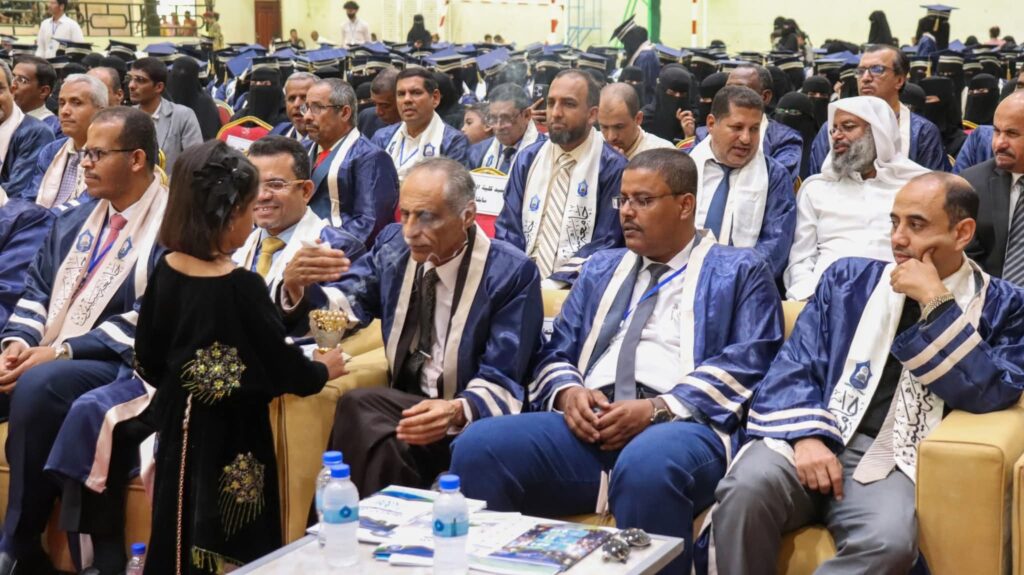 بالصور .. جامعة سيئون تحتفي بتخريج الدفعة السابعة وتكرّم أوائلها للعام الجامعي 2024–2025 بالصور .. جامعة سيئون تحتفي بتخريج الدفعة السابعة وتكرّم أوائلها للعام الجامعي 2024–2025