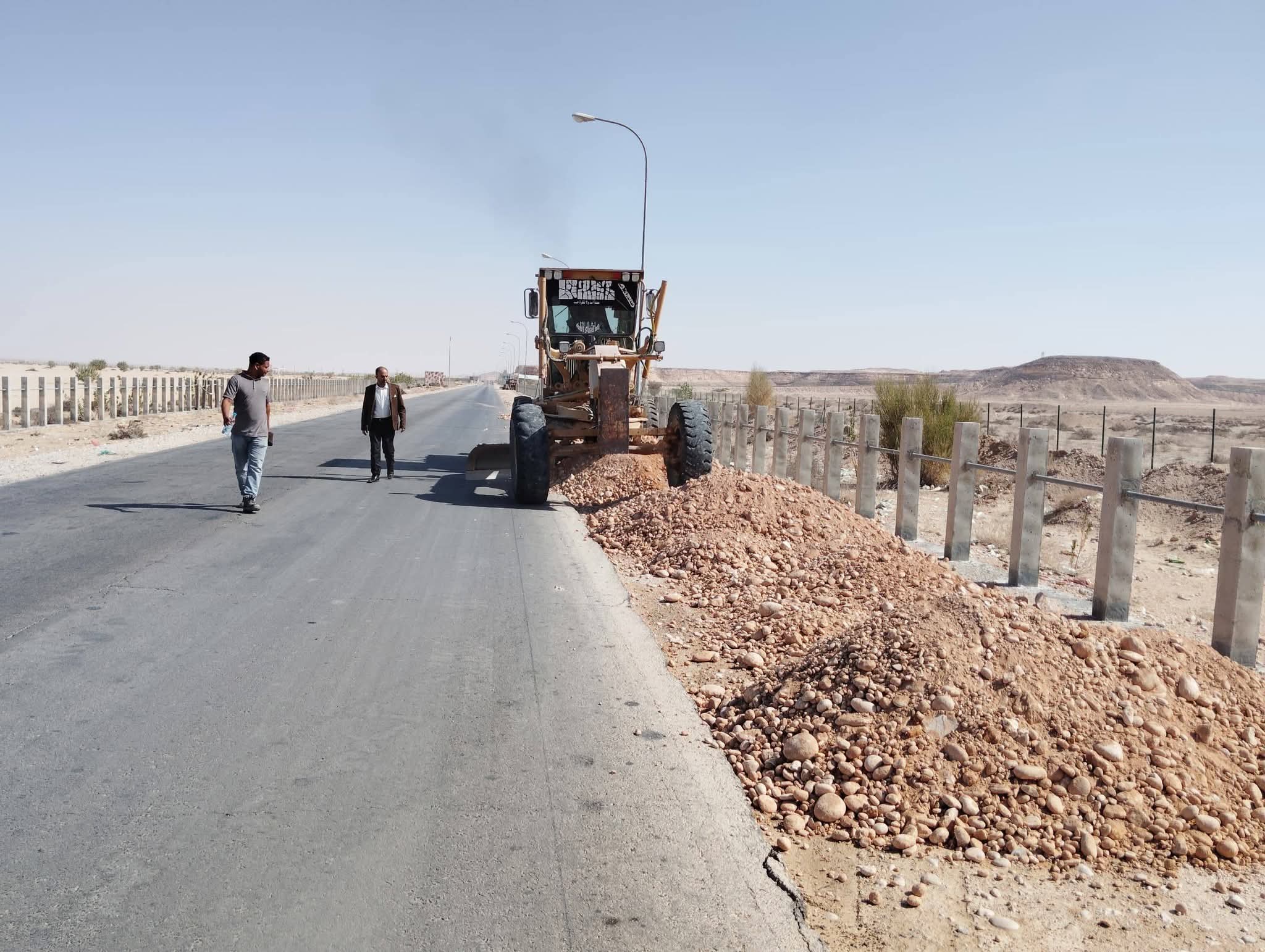 إدارة جمرك شحن وميناء شحن البري يدشنان أعمال تحسين وصيانة الطريق الرابط بين الحدود اليمنية العُمانية - إدارة جمرك شحن وميناء شحن البري يدشنان أعمال تحسين وصيانة الطريق الرابط بين الحدود اليمنية العُمانية -