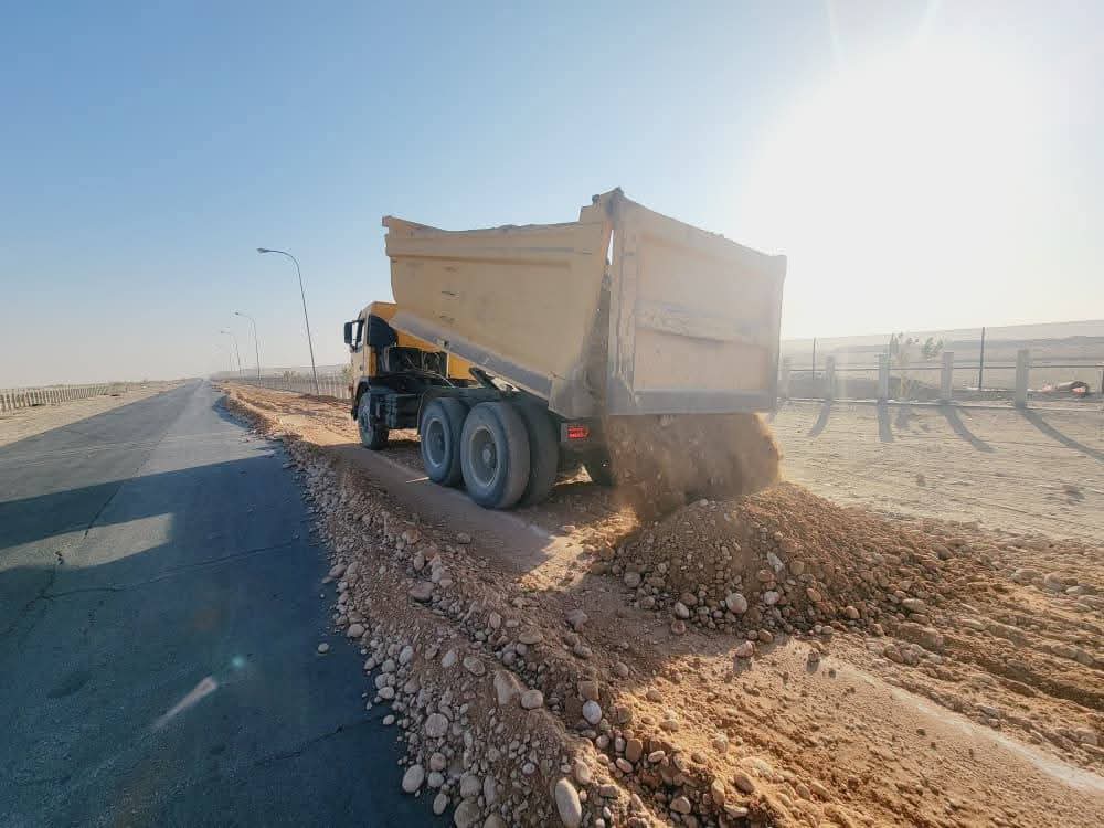 إدارة جمرك شحن وميناء شحن البري يدشنان أعمال تحسين وصيانة الطريق الرابط بين الحدود اليمنية العُمانية - إدارة جمرك شحن وميناء شحن البري يدشنان أعمال تحسين وصيانة الطريق الرابط بين الحدود اليمنية العُمانية -