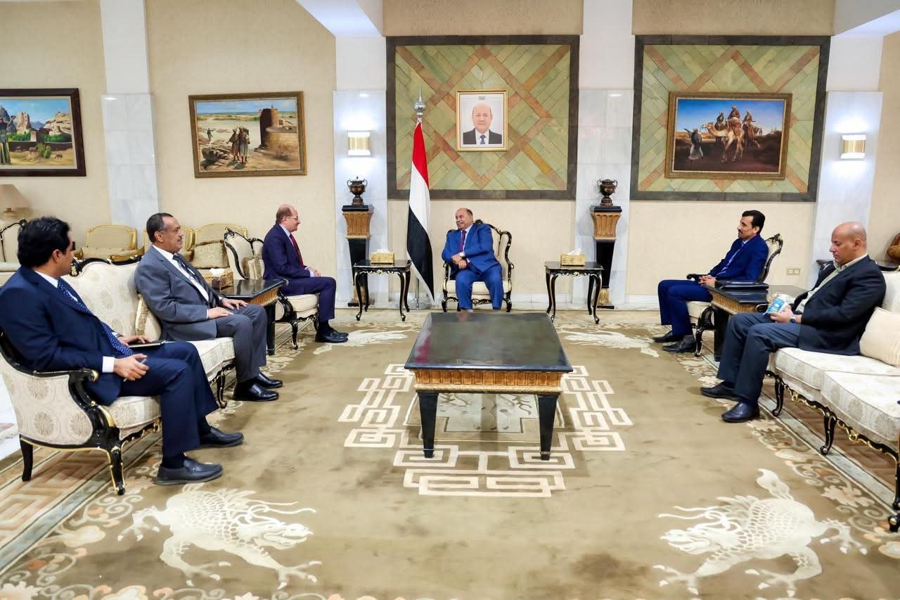 الخنبشي يبحث مع رئيس الوزراء ملامح المرحلة القادمة وجهود تطبيع الحياة وتعزيز الاستقرار - الخنبشي يبحث مع رئيس الوزراء ملامح المرحلة القادمة وجهود تطبيع الحياة وتعزيز الاستقرار -