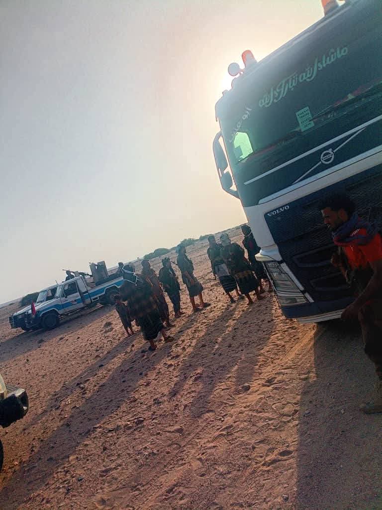 قوات أمن أبين تفشل احتجاز ناقلات وقود كهرباء عدن وتشتبك مع عناصر خارجة عن النظام في أحور - قوات أمن أبين تفشل احتجاز ناقلات وقود كهرباء عدن وتشتبك مع عناصر خارجة عن النظام في أحور -