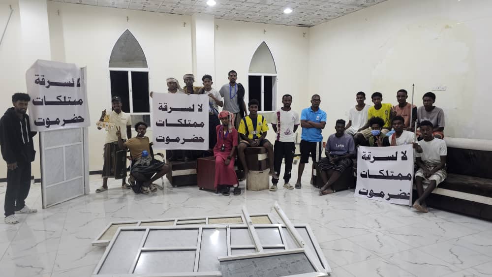 أبناء منطقة فُوّه بالمكلا يؤمّنون مستشفى ابن سينا وإدارة الكهرباء ومركز بارشيد بالمنصّة أبناء منطقة فُوّه بالمكلا يؤمّنون مستشفى ابن سينا وإدارة الكهرباء ومركز بارشيد بالمنصّة