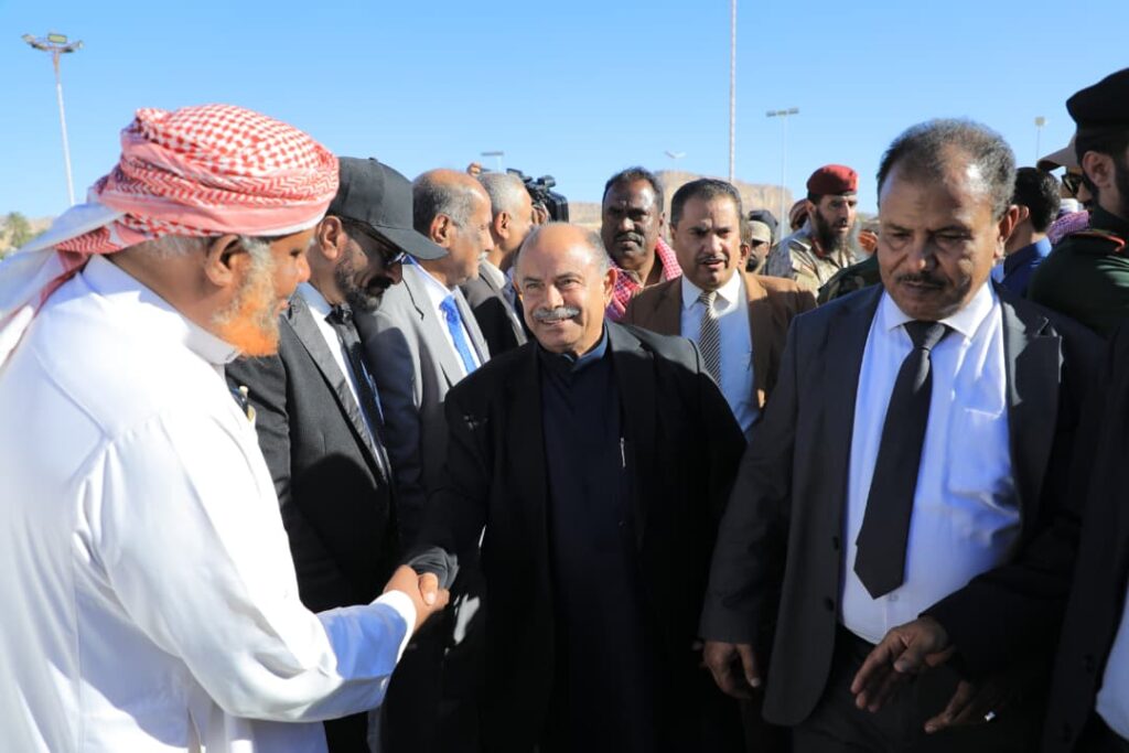 أعلن 3يناير يوم النصر .. محافظ حضرموت يصل سيئون عقب نجاح عملية "استلام المعسكرات" لتأمين الوادي وتطبيع الحياة في حضرموت أعلن 3يناير يوم النصر .. محافظ حضرموت يصل سيئون عقب نجاح عملية "استلام المعسكرات" لتأمين الوادي وتطبيع الحياة في حضرموت