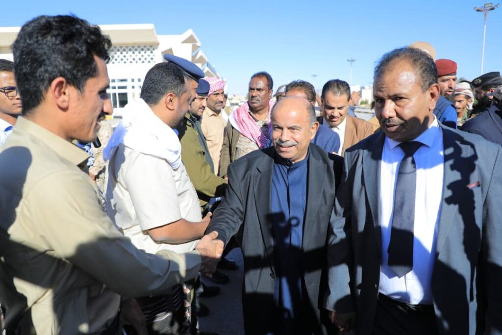 أعلن 3يناير يوم النصر .. محافظ حضرموت يصل سيئون عقب نجاح عملية "استلام المعسكرات" لتأمين الوادي وتطبيع الحياة في حضرموت أعلن 3يناير يوم النصر .. محافظ حضرموت يصل سيئون عقب نجاح عملية "استلام المعسكرات" لتأمين الوادي وتطبيع الحياة في حضرموت