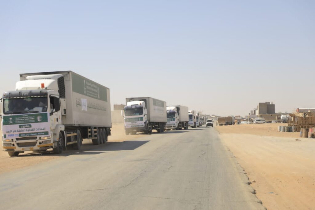 وصول 20 شاحنة تحمل مساعدات إنسانية مقدمة من مركز الملك سلمان للإغاثة إلى محافظة حضرموت وصول 20 شاحنة تحمل مساعدات إنسانية مقدمة من مركز الملك سلمان للإغاثة إلى محافظة حضرموت