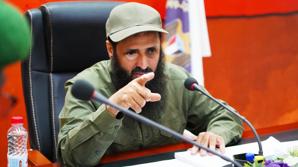 الوالي: عدن آمنة.. وأجهزتنا في أعلى درجات الجاهزية ولن نسمح بزعزعة الاستقرار الوالي: عدن آمنة.. وأجهزتنا في أعلى درجات الجاهزية ولن نسمح بزعزعة الاستقرار