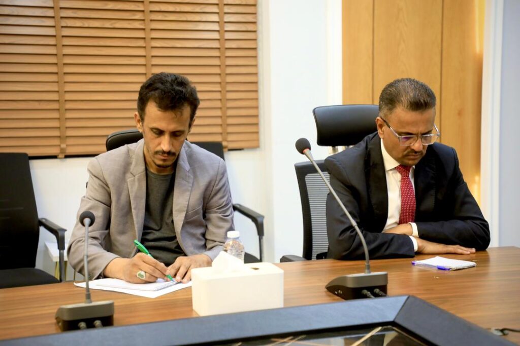 محافظ حضرموت يناقش الأوضاع العسكرية والأمنية ويشيد بجهود تطبيع الحياة بالمحافظة محافظ حضرموت يناقش الأوضاع العسكرية والأمنية ويشيد بجهود تطبيع الحياة بالمحافظة