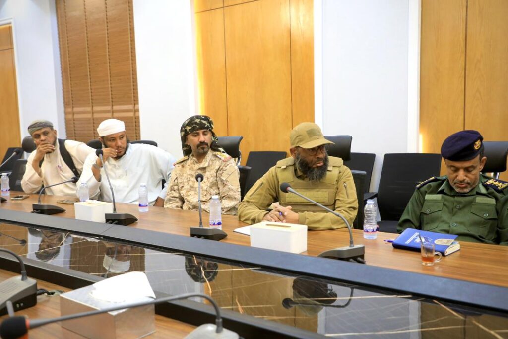 محافظ حضرموت يناقش الأوضاع العسكرية والأمنية ويشيد بجهود تطبيع الحياة بالمحافظة محافظ حضرموت يناقش الأوضاع العسكرية والأمنية ويشيد بجهود تطبيع الحياة بالمحافظة