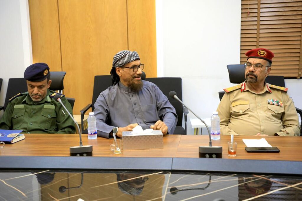 محافظ حضرموت يناقش الأوضاع العسكرية والأمنية ويشيد بجهود تطبيع الحياة بالمحافظة محافظ حضرموت يناقش الأوضاع العسكرية والأمنية ويشيد بجهود تطبيع الحياة بالمحافظة