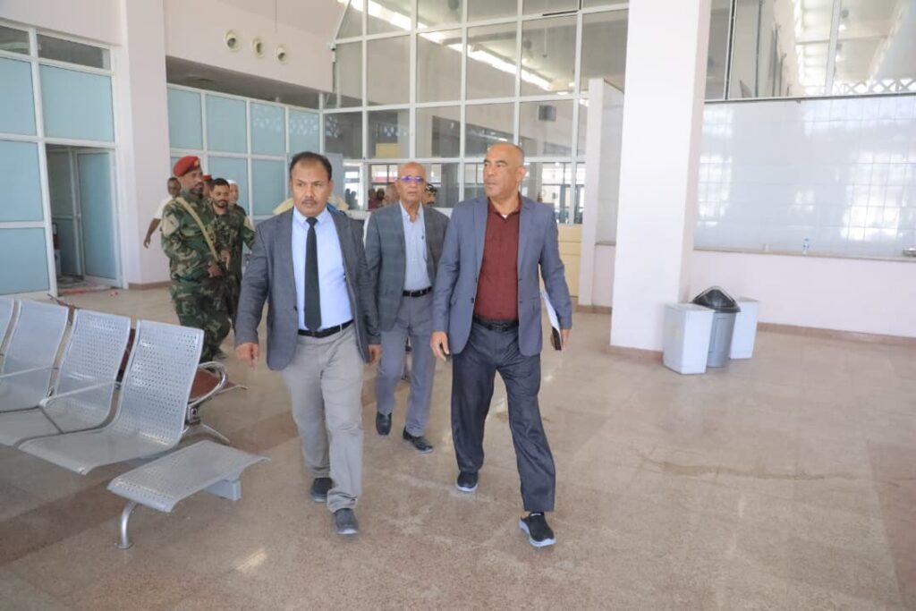 الوكيل العامري يطلع على جهود إعادة تشغيل مطار سيئون الدولي وعدد من المرافق بعد الأحداث الأخيرة الوكيل العامري يطلع على جهود إعادة تشغيل مطار سيئون الدولي وعدد من المرافق بعد الأحداث الأخيرة