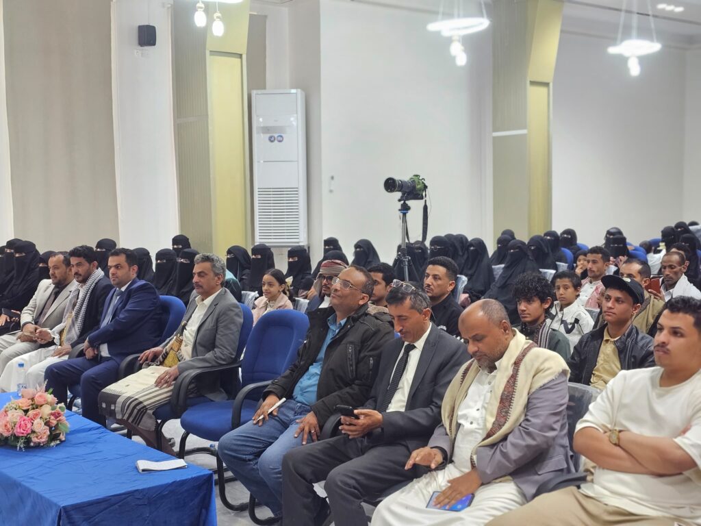 مكتب الشباب بمدينة مأرب يختتم أنشطته ويكريم أوائل الدبلومات في البرامج الشبابية. مكتب الشباب بمدينة مأرب يختتم أنشطته ويكريم أوائل الدبلومات في البرامج الشبابية.