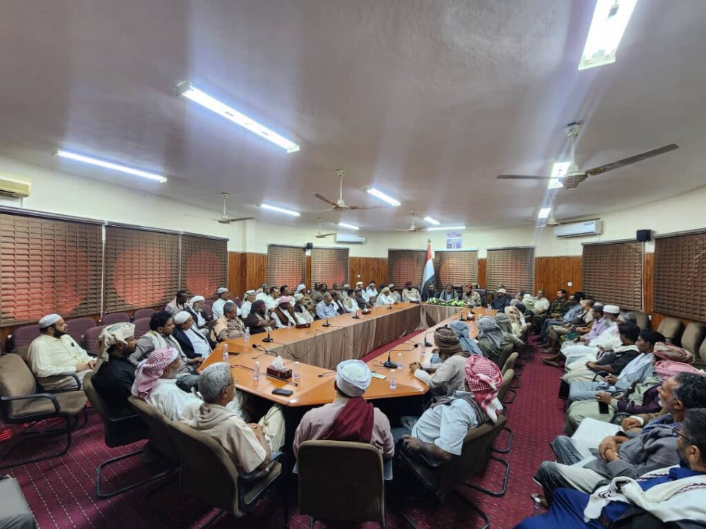 الوكيل العامري يلتقي وجهاء وأعيان وعُقّال مديريتي شبام والقطن لبحث تعزيز الأمن والاستقرار الوكيل العامري يلتقي وجهاء وأعيان وعُقّال مديريتي شبام والقطن لبحث تعزيز الأمن والاستقرار