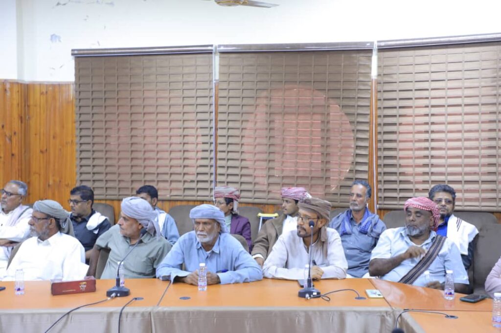 الوكيل العامري يلتقي وجهاء وأعيان وعُقّال مديريتي شبام والقطن لبحث تعزيز الأمن والاستقرار الوكيل العامري يلتقي وجهاء وأعيان وعُقّال مديريتي شبام والقطن لبحث تعزيز الأمن والاستقرار