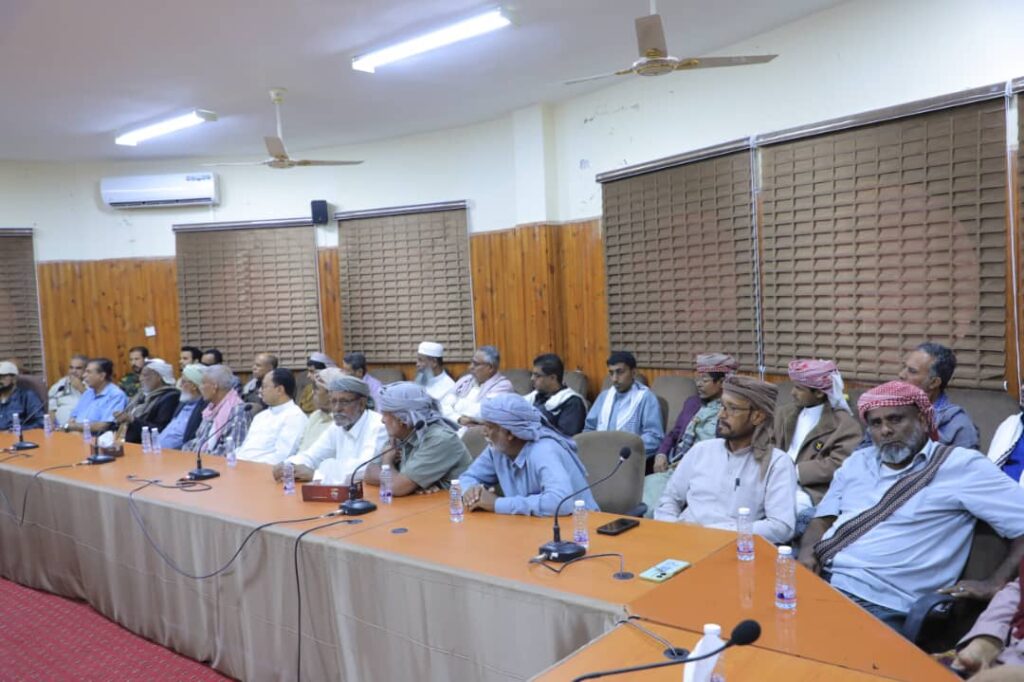 الوكيل العامري يلتقي وجهاء وأعيان وعُقّال مديريتي شبام والقطن لبحث تعزيز الأمن والاستقرار الوكيل العامري يلتقي وجهاء وأعيان وعُقّال مديريتي شبام والقطن لبحث تعزيز الأمن والاستقرار