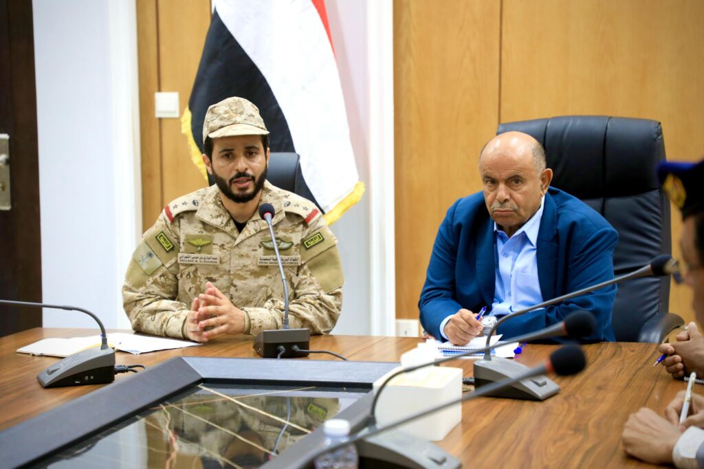 محافظ حضرموت يعقد لقاء موسعا لمناقشة مستجدات الحالة الأمنية والعسكرية وأوضاع النخبة الحضرمية ودرع الوطن بالمحافظة محافظ حضرموت يعقد لقاء موسعا لمناقشة مستجدات الحالة الأمنية والعسكرية وأوضاع النخبة الحضرمية ودرع الوطن بالمحافظة