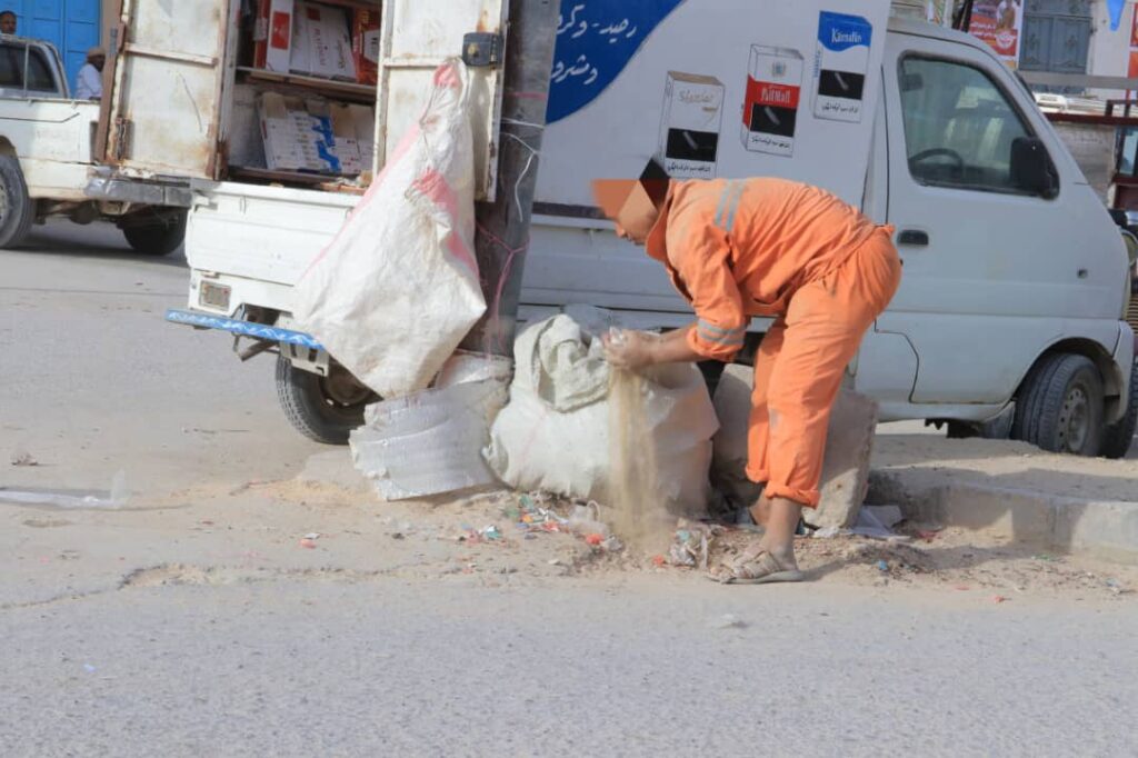 استمرارية رفع المخلفات بمديرية شبام – حضرموت استمرارية رفع المخلفات بمديرية شبام – حضرموت