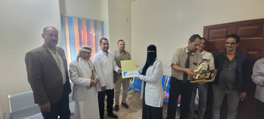 مركز الأمين لطب وجراحة الأسنان بمأرب يكرّم كادره الطبي ويستعرض أكثر من 6 آلاف خدمة. مركز الأمين لطب وجراحة الأسنان بمأرب يكرّم كادره الطبي ويستعرض أكثر من 6 آلاف خدمة.