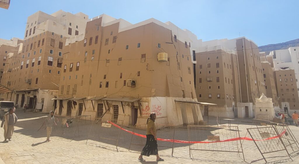 مدير عام شبام يوجّه بإجراءات احترازية عاجلة لمنزل آيل للسقوط بمدينة شبام وهدمه حفاظًا على الأرواح مدير عام شبام يوجّه بإجراءات احترازية عاجلة لمنزل آيل للسقوط بمدينة شبام وهدمه حفاظًا على الأرواح